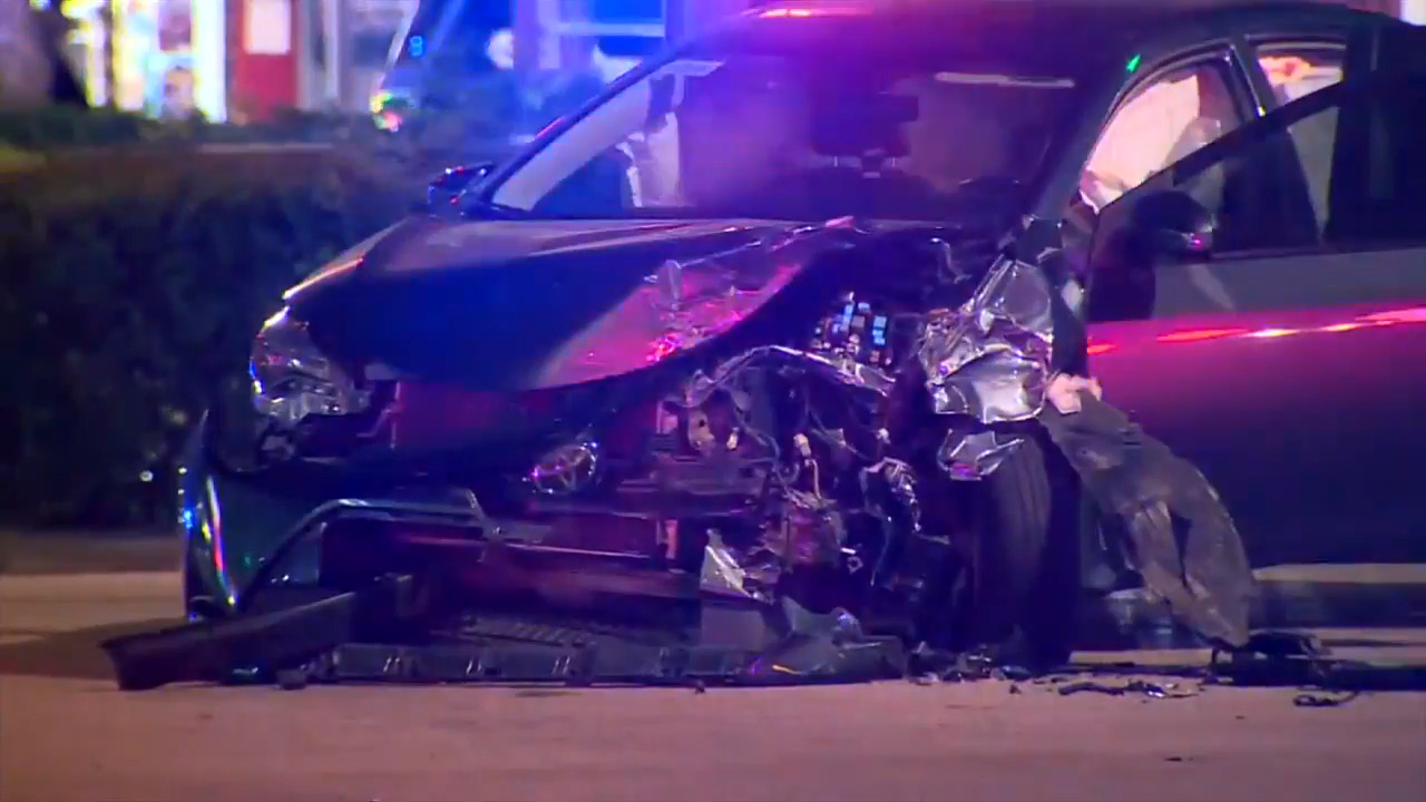 2 peatones heridos y un agente estable tras un choque con participación policial en Miami