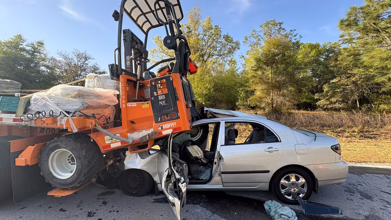 3 personas enviadas al hospital después de Dunnellon accidente de coche semi