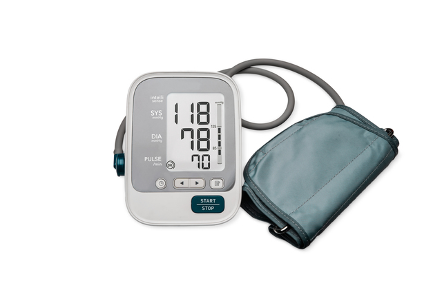 Mujer acusada de agredir a anciano con máquina de presión arterial