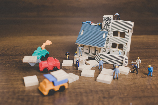 Un coche choca contra una casa en el SW de Miami-Dade; 1 transportado