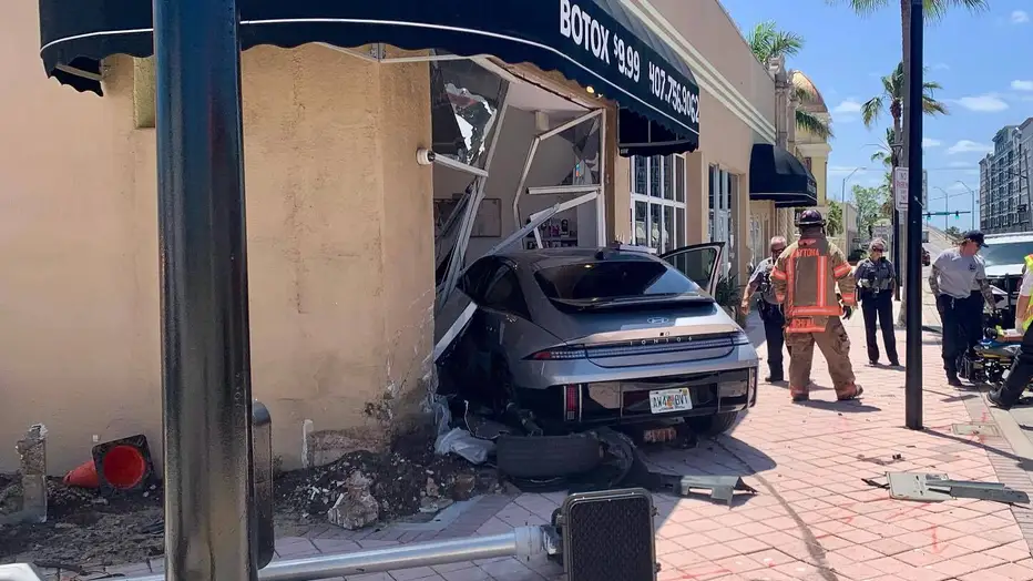 2 heridos tras chocar un coche contra un negocio en Daytona Beach, según las autoridades