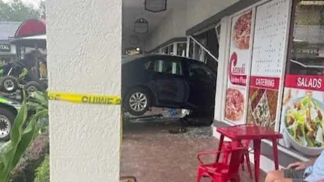 Coche se estrella en Boca Raton restaurante