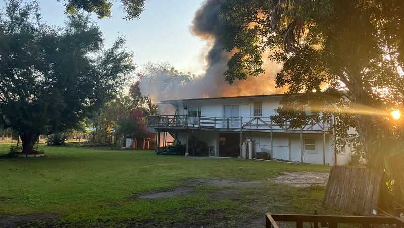El incendio de una caravana daña una casa en Immokalee, los bomberos contienen las llamas