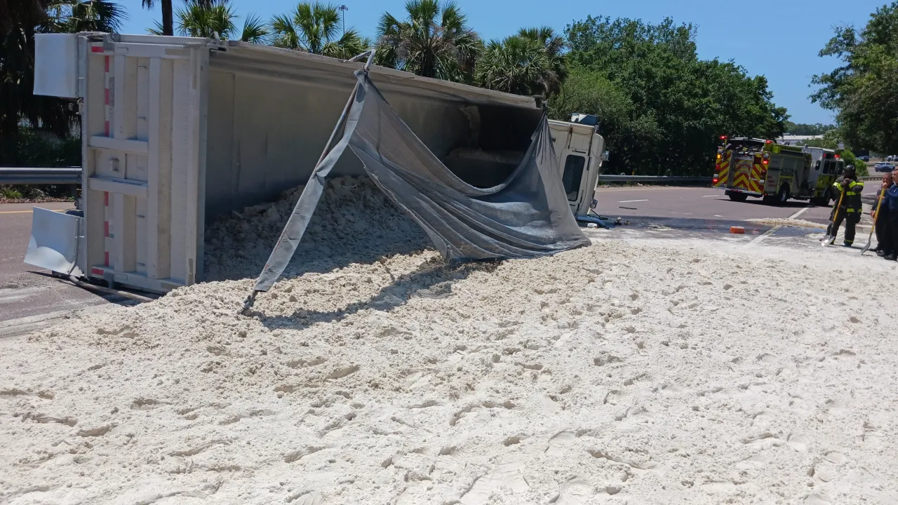 La arena cubre la rampa de acceso a la I-4 después de que un tractor-remolque vuelca, dice FHP