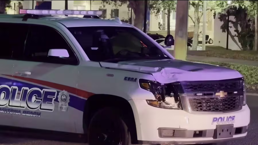 Un coche patrulla de la policía de Daytona Beach atropella a un patinador cerca de la Universidad Aeronáutica Embry-Riddle Un joven de 19 años no cedió el paso, según la policía de Florida DAYTONA BEACH, Florida - Un coche patrulla de la policía de Daytona Beach atropelló a un joven de 19 años que iba en monopatín a última hora del martes cerca del campus de la Universidad Aeronáutica Embry-Riddle, según informó la Patrulla de Carreteras de Florida. El choque ocurrió alrededor del bulevar Clyde Morris, cerca del bulevar Richard Petty. El FHP dijo que el crucero de la policía viajaba hacia el sur por Clyde Morris Boulevard y entró en la intersección en una «señal de tráfico verde constante». El patinador iba en dirección este en un paso de peatones señalizado pero no cedió el paso y fue golpeado por la parte delantera del todoterreno de la policía, según los agentes. El vídeo de la escena muestra un todoterreno de la policía con daños en la parte delantera y un zapato en medio de la calle. El patinador fue trasladado al Centro Médico de Halifax con heridas que no ponen en peligro su vida, dijo la FHP. El agente de policía no resultó herido. Fuente: Un coche patrulla de la policía de Daytona Beach atropella a un patinador cerca de la Universidad Aeronáutica Embry-Riddle