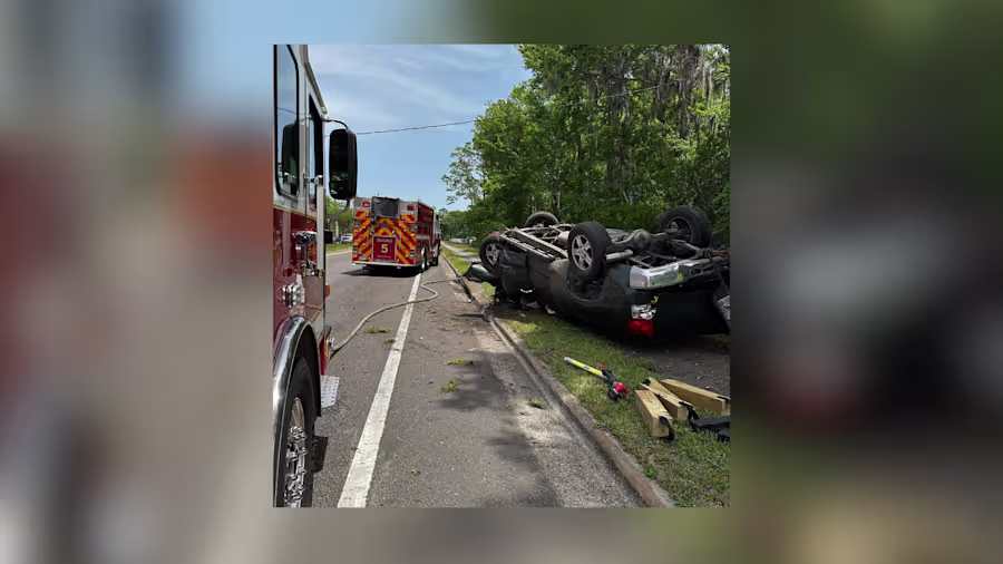 Un hombre del condado de Putnam muere después de que un camión chocara contra un árbol y volcara en el condado de St. Johns