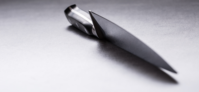 Un sospechoso armado con un cuchillo es abatido tras atacar a los agentes en Port St.