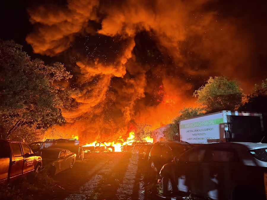 Un incendio masivo calcina un desguace en Florida