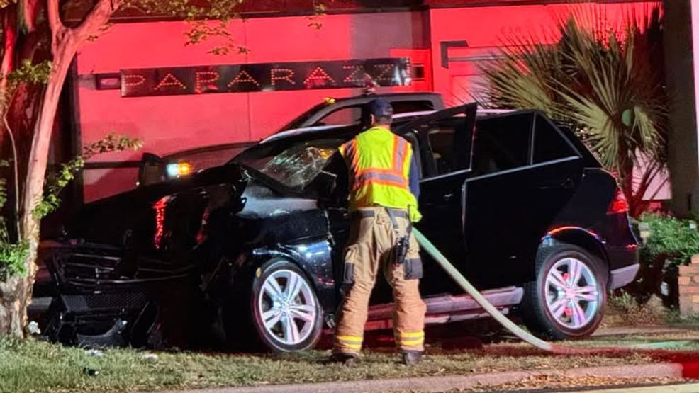 Vehículo choca contra un árbol cerca de Paparazzi Lounge en el centro de Pensacola