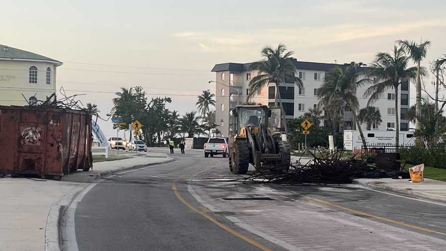 Estero Blvd despejado después de la mañana del viernes vuelco de camión accidente derramando barras de refuerzo
