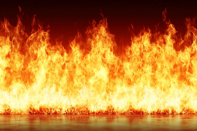 Los equipos de extinguir el fuego barco en Lauderdale Lakes camino de entrada; hombre trasladado por vía aérea con quemaduras