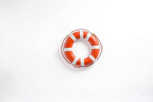 Los equipos de retirar el camión de South Miami canal