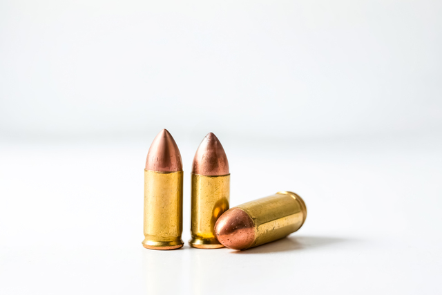 Mujer arrestada tras tiroteo en el centro por agresión a agente de GPD