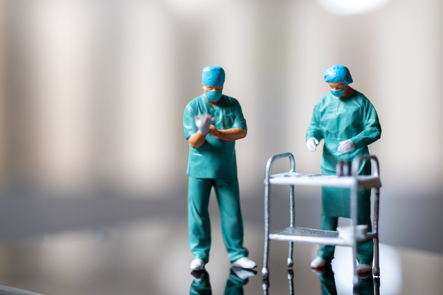 Mujer muerta, otra hospitalizada tras tiroteo nocturno en estacionamiento de iglesia de Lauderhill