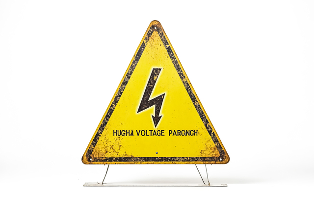 Un accidente de un solo vehículo golpea las líneas eléctricas, bloquea los carriles en West Palm Beach