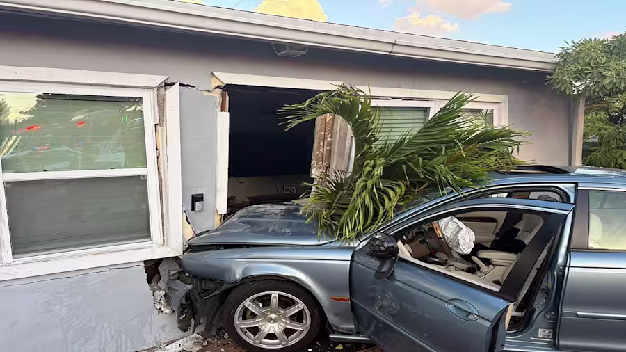 Un conductor huye de la escena tras estrellar su coche contra una casa en Fort Lauderdale