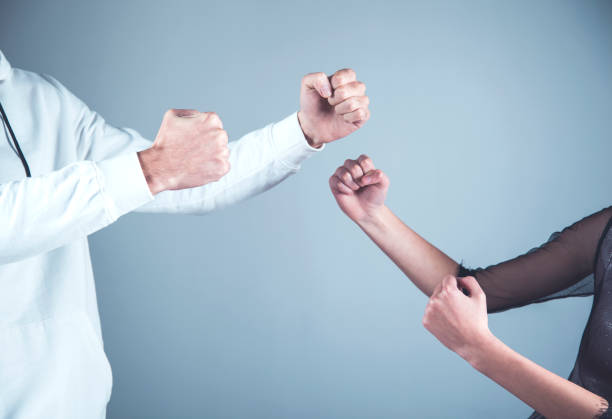 Hombre acusado de agredir al gerente de un restaurante de Miami Beach y amenazar a un policía tras su detención