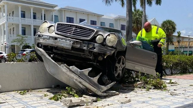 Un conductor estrella su Mercedes cerca de una popular hamburguesería de Delray Beach