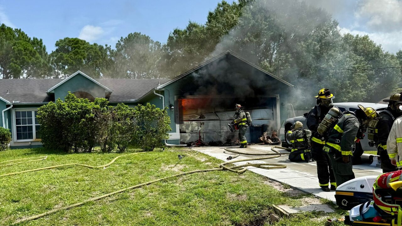 Un incendio en un garaje de Port St. Lucie desplaza a 8 personas, los bomberos reaniman a un gato que no respondía
