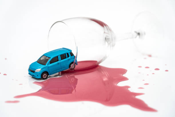 Las imágenes de una cámara Ring captan a un sospechoso de conducir bajo los efectos del alcohol chocando contra un vehículo en una señal de stop