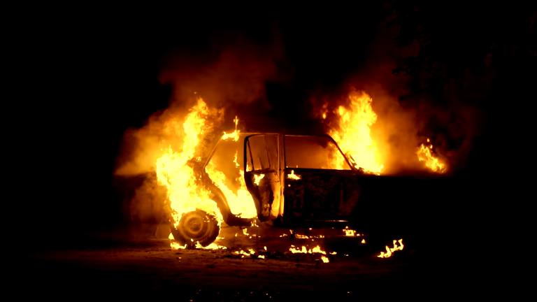 Los bomberos luchan contra las llamas que envolvieron una casa en Immokalee