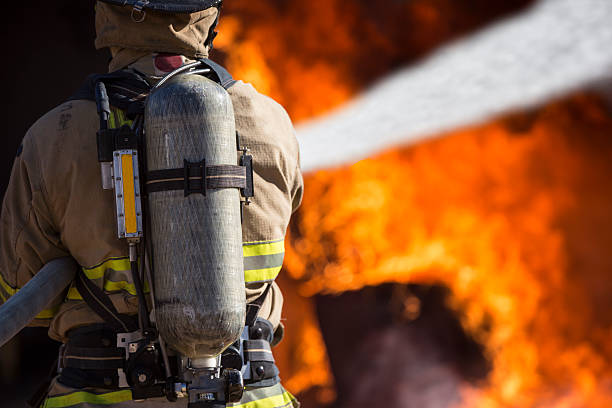 Los equipos extinguen un incendio en una vivienda en Fort Lauderdale; un hombre es examinado por inhalación de humo