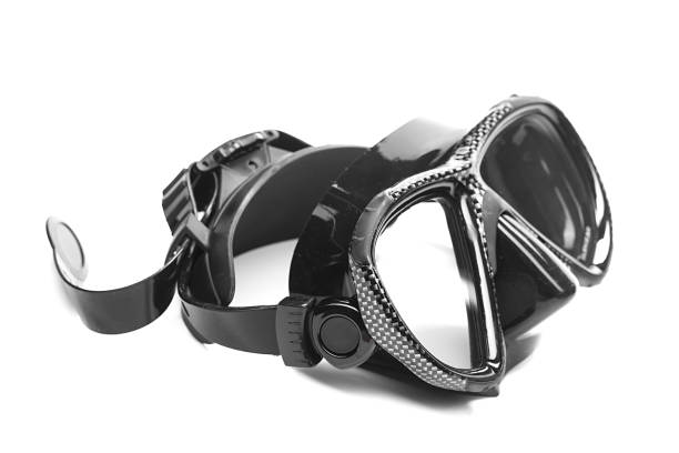 Un equipo de buzos saca un camión vacío del canal después de que este rompiera las barreras de seguridad