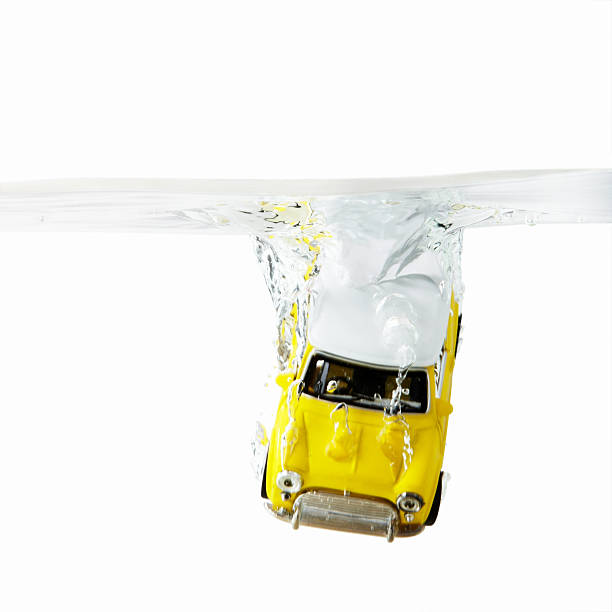 Un hombre muere al volcar su camioneta en un canal de Palm Bay