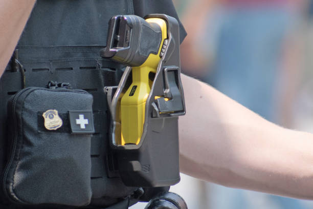 Un hombre muere tras recibir una descarga de una pistola Taser de los agentes del condado de Osceola, según las autoridades