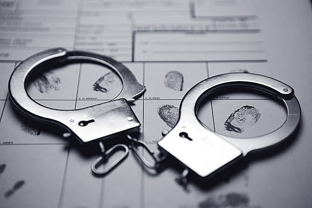Un hombre presuntamente agrede a su novia cuando ella le pregunta por qué está en un complejo de apartamentos