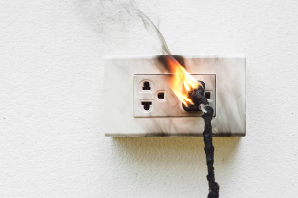 Una luz defectuosa provoca un incendio en un garaje en Stuart