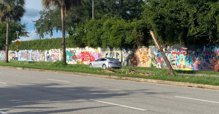 Auto choca contra árbol conmemorativo en honor a víctimas de asesinatos de estudiantes en Gainesville