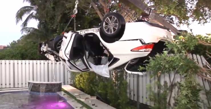 Auto sacado de una piscina en Pembroke Pines