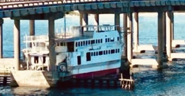 Barco atrapado debajo de un puente causa demoras de tráfico en Destin