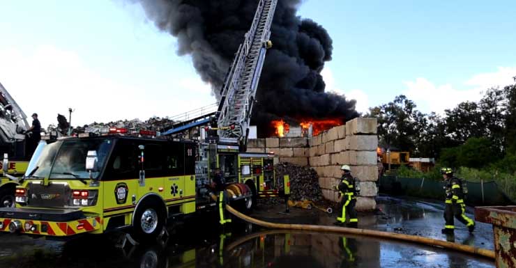 Bombero herido mientras equipos combaten incendio de tres alarmas en depósito de chatarra en Tampa