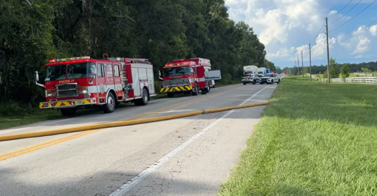 Bomberos combaten incendio en casa móvil en Alachua; carretera cerrada
