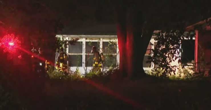 Bomberos combaten incendio en la madrugada en el Condado de Escambia