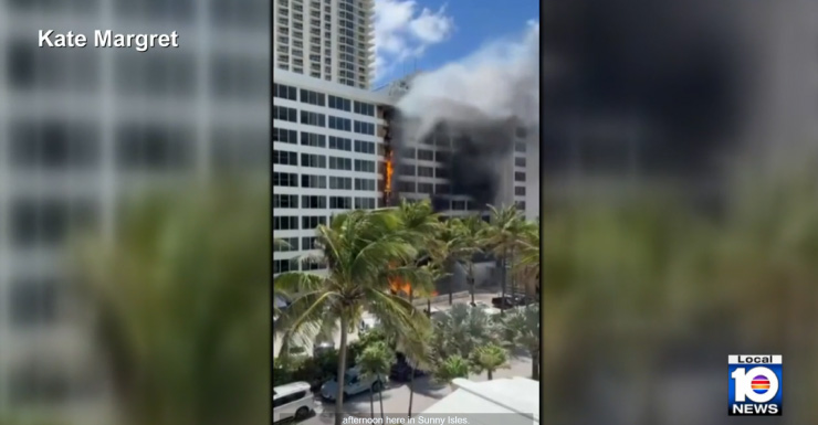 Bomberos combaten incendio en popular resort frente a la playa en Sunny Isles