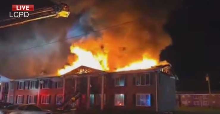 Bomberos de Lake City apagan incendio en apartamentos, no se reportan heridos