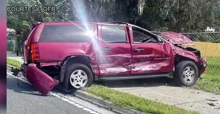 Bomberos de Ocala rescatan a conductor atrapado tras accidente