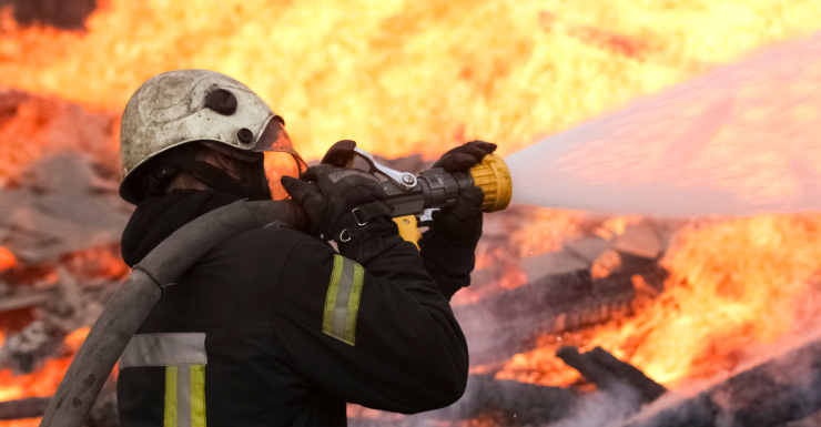 Bomberos del Condado de Marion combaten incendio estructural en tienda de heno en Reddick