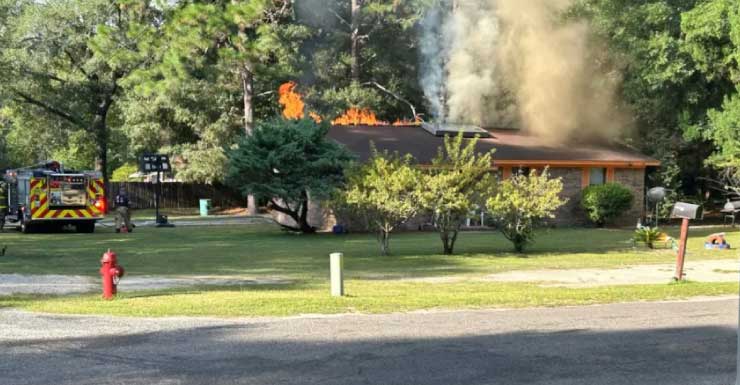Bomberos locales responden a incendio en vivienda de Argyle.