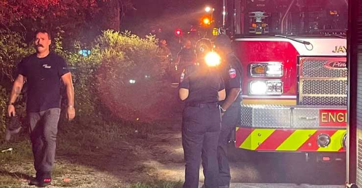 Bomberos responden a incendio de cobertizo y remolque en Jay.
