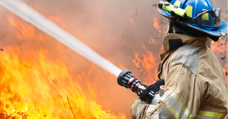 Bomberos responden a incendio estructural en el Condado de Jackson; no se reportan heridos