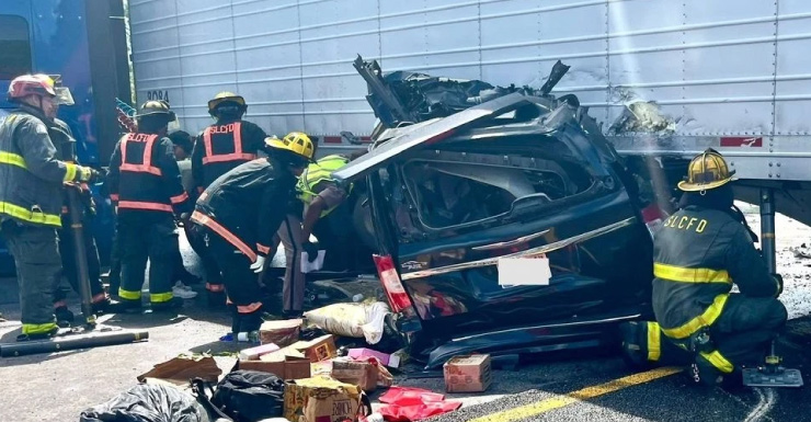 Camión de carga colisiona con minivan en la autopista de Florida, provocando investigación por homicidio vehicular