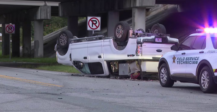 Camión volcado en vía principal cerca de Micanopy
