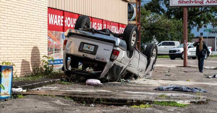 Choque con volcadura en Fort Myers deja tres personas heridas el domingo