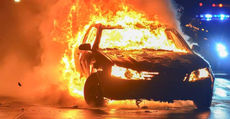 Departamento de Bomberos extingue vehículo envuelto en llamas el viernes por la noche en Fort Myers