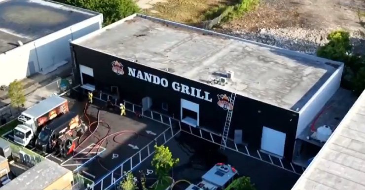 Equipos extinguen incendio en almacén en Medley