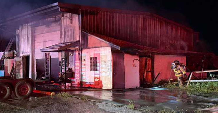Equipos responden a incendio en estructura comercial en Jones Loop Road, Condado de Charlotte
